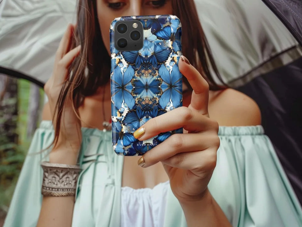 iPhone11_SnapCase_Mockup_w_Woman_03